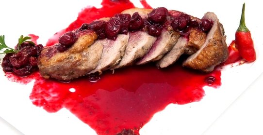 Утиное мегре с ягодным соусом