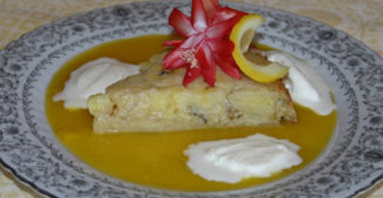 Татен с бананами фламбе, кокосовым мороженым и манговым соусом