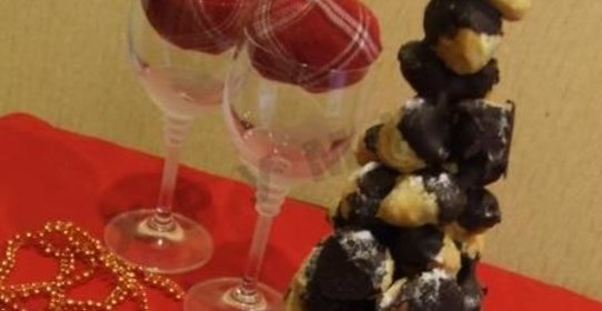 Шоколадная елка из профитролей Croquembouche