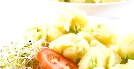 Салат из молодого картофеля с луком-шалотом и заправкой из уксуса и оливкового масла