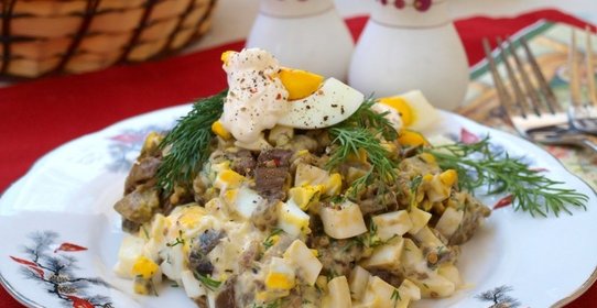 Салат из запечённых баклажанов с яйцом