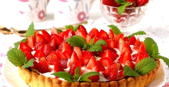 Тарт с шоколадом и клубникой