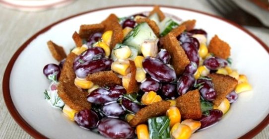 Вегетарианский салат с фасолью