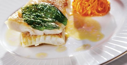 Жареная треска с эмульсией из малинового уксуса и сладкой морковью