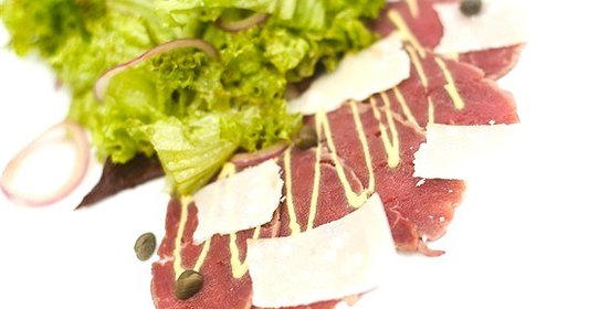 Подсушенное говяжье карпаччо с овощным салатом, имбирем и кориандром