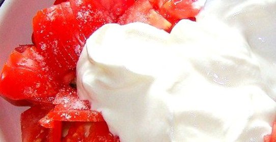 Деревенский салат из томатов, сметаны и зелени
