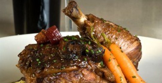 Курица в красном вине с грибами, панчеттой, колбасным фаршем и пряностями