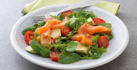 Салат с копченым лососем