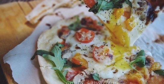 Итальянская пицца на быстром тесте с томатами, грибами и яйцом.