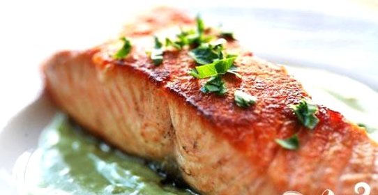 Жареный лосось с клубничной сальсой