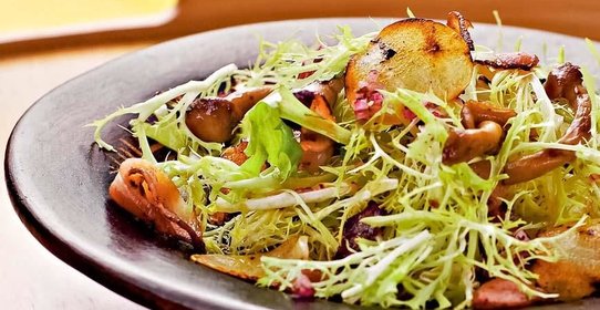 Теплый салат из запеченных лесных грибов и фризе