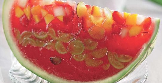 Фруктовое желе в арбузе