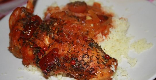 Пряный кролик с томатом, беконом и розовым перцем