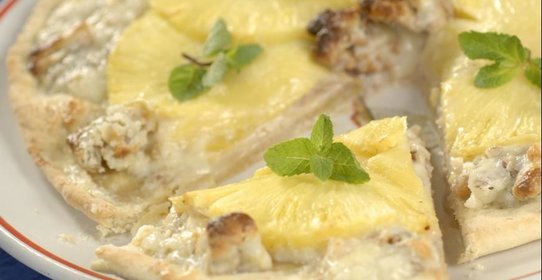 Сладкая пицца с ананасами