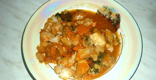 Треска с овощами на сковороде