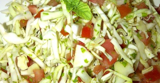 Салат из капусты, помидоров и чеснока