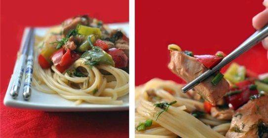 Стирфрай из курицы и перцев в кисло-сладком соусе