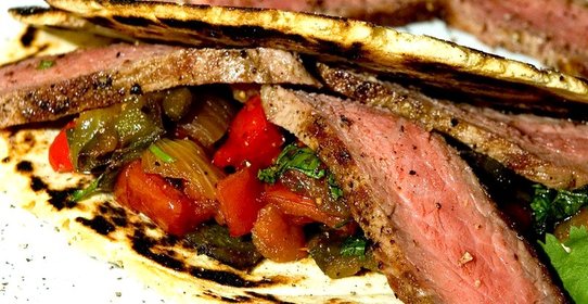 Стейк из говядины с овощами