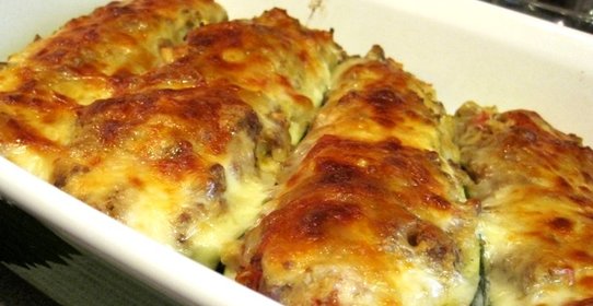 Кабачки, фаршированные фаршем и сыром