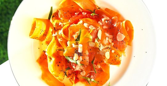 Салат из моркови и миндаля со слабосоленым лососем