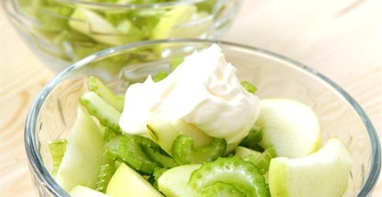 Простейший салат с сельдереем и зеленым яблоком