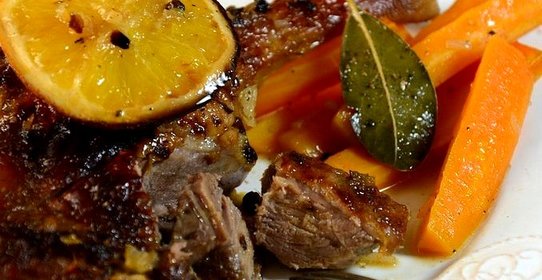 Утиные окорочка с апельсинами в духовке