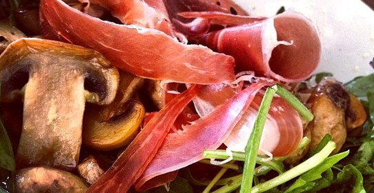 Салат из рукколы с прошутто