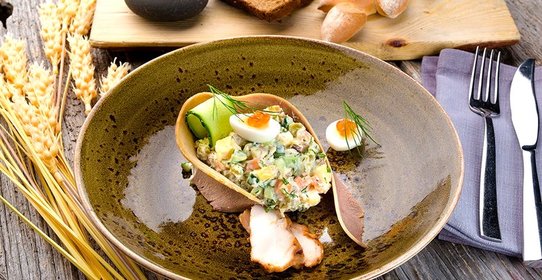 Оливье с печеным картофелем, курицей и говяжьим языком