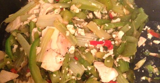 Жареный тофу с сельдереем и болгарским перцем