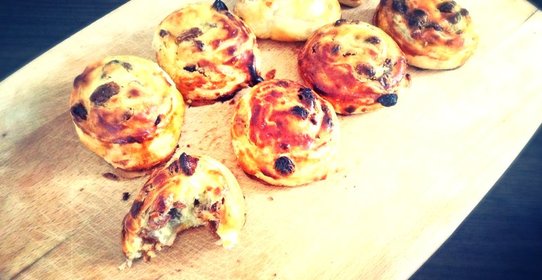 Улитки с изюмом и кремом