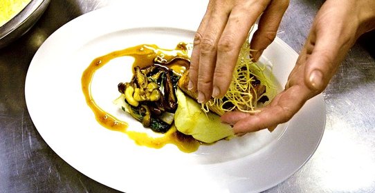 Семга на васаби-пюре с имбирным соусом, грибами и листьями пак-чой