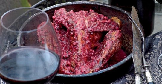Цесарка с ежевичным соусом