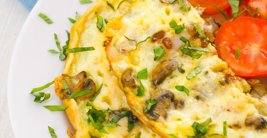 Омлет с грибами, помидорами и базиликом