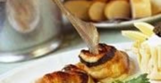 Стерлядь, запеченная со сливовым соусом