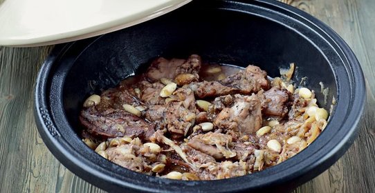 Тажин из цесарки с персиками, миндалем и розами