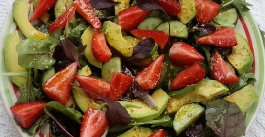 Зеленый салат с клубникой, огурцом и авокадо