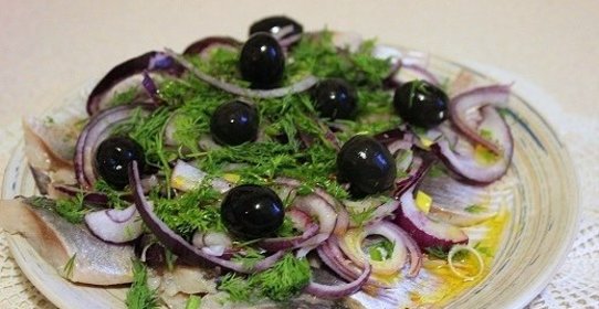 Сельдь с луком в пикантной заправке