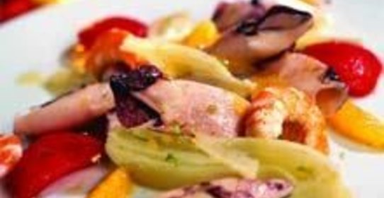 Салат из кальмаров с фенхелем и апельсином