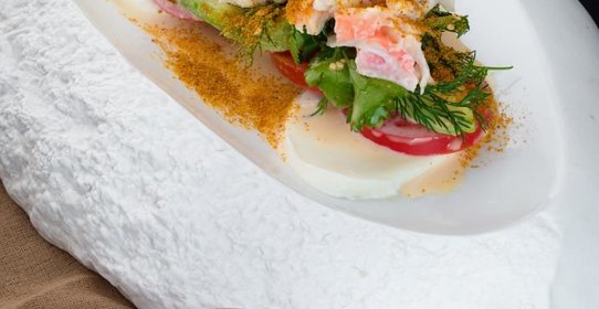 Салат с крабом и икрой боттарга