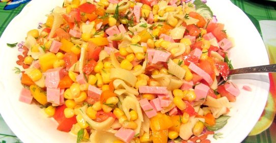 Итальянский салат с овощами, ветчиной и сыром