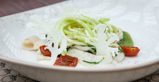 Теплый салат с кальмарами