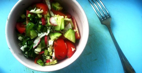 Легкий летний салат с редисом и сельдереем