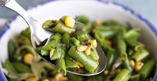 Салат с кукурузой и стручковой фасолью