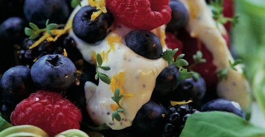 Ягодный салат с лимоном и козьим сыром