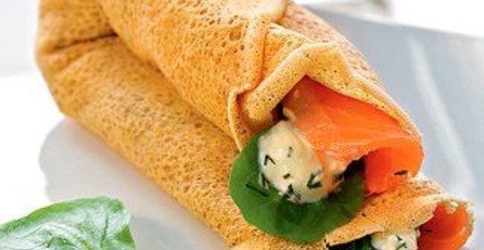 Гречневые блины с острым зеленым салатом и семгой