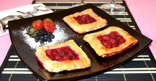 Слойки с малиной