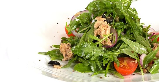 Салат из рукколы с тунцом