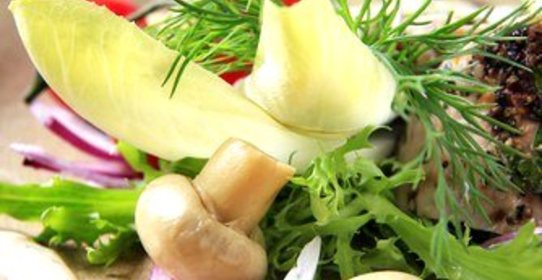 Салат из шампиньонов с сырным соусом