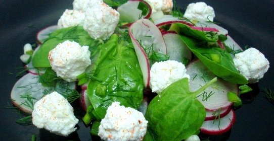 Салат из редиса и шариков феты