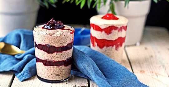 Чиа-пудинг с домашним ягодным соусом